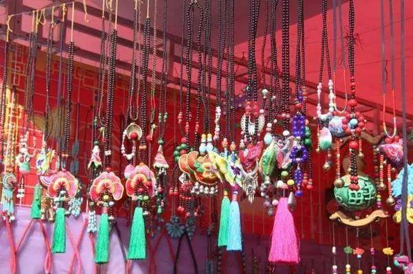 2017年北京春节庙会 游戏用品上的祈福与欢乐